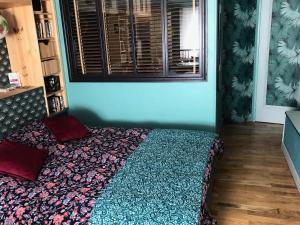 un dormitorio con una cama y una ventana en Belle chambre en rez de chaussée avec sauna dans quartier calme, en Burdeos