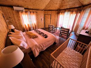 um quarto com uma cama num quarto com paredes de madeira em The Villas - Bedouin Boutique Resort em Wadi Rum