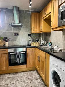 Kuchyň nebo kuchyňský kout v ubytování Mickledale at Wetheral Cottages