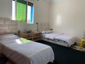 Deroua的住宿－Villa Proche de l'aéroport Mohammed V，一间卧室设有两张床和窗户。
