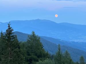 Pemandangan gunung umum atau pemandangan gunung yang diambil dari apartmen