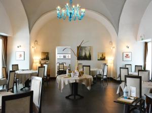 ヴェナリア・レアーレにあるLa Finestra Sulla Reggiaのダイニングルーム(テーブル、椅子、シャンデリア付)