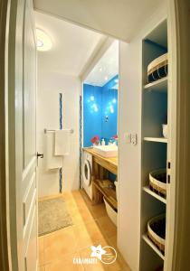 a bathroom with a sink and a toilet at STUDIO CARAMBOLE VUE MER - Piscines - Plages - Village vacances Sainte Anne Guadeloupe in Sainte-Anne