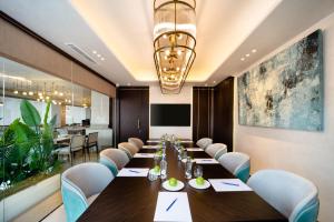 uma sala de conferências com uma mesa longa e cadeiras em Bentley Hotel Bosphorus - Special Class em Istambul