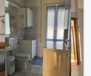uma pequena casa de banho com WC e lavatório em A casa di Gianni em Gallarate
