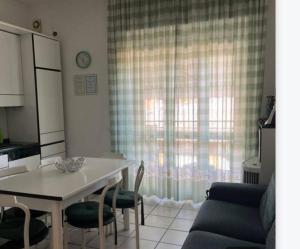 uma cozinha e sala de jantar com mesa e cadeiras em A casa di Gianni em Gallarate