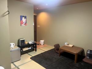 Wafu Ryokan Uehonmachi的电视和/或娱乐中心