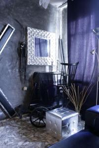 Zimmer mit einem Rollstuhl und einem Spiegel an der Wand in der Unterkunft Fetish-Hostel in Dresden