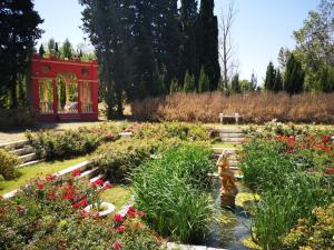 un giardino con idrante e fiori di Mas de la Chapelle a Arles