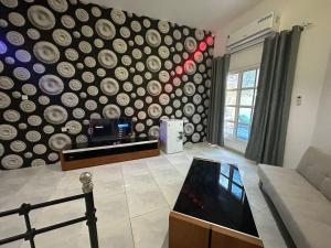 un salon avec un grand mur d'assiettes dans l'établissement Comfortable Private Rooms in Compound Housing, à Dubaï