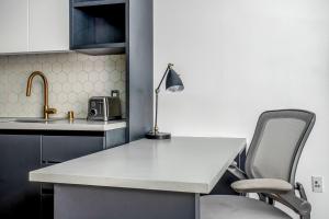 Hollywood studio w concierge pool nr shops LAX-1089