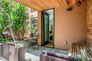 Hollywood studio w concierge pool nr shops LAX-1089