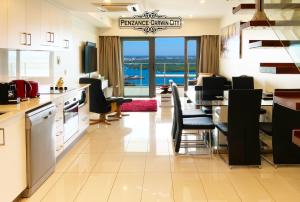 eine Küche und ein Esszimmer mit Meerblick in der Unterkunft “PENZANCE” Great Location & Views at PenthousePads in Darwin