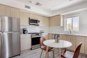 West LA 1br w gym rooftop 15 min to beach LAX-1102