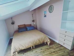 małą sypialnię z łóżkiem na poddaszu w obiekcie Charmante maison de ville avec jardin - MIAMOR w mieście Castres