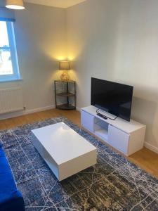 コルチェスターにあるColchester Smart Two Bed Apartmentのリビングルーム(薄型テレビ、ソファ付)