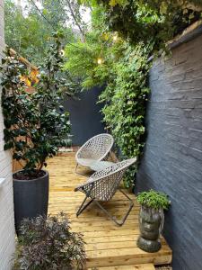 een patio met 2 stoelen en een aantal planten bij Newmarket Cosy Stay in Newmarket