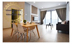 y sala de estar con mesa de comedor y sillas. en Atlantis Residence - Widenote Sdn Bhd en Melaka