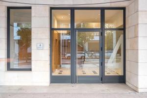 ein Eingang zu einem Gebäude mit Glastüren in der Unterkunft House Riberas in Loyola + 2 Fotos