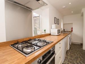 een keuken met een fornuis en een aanrecht bij Hoot Cottage in Keighley