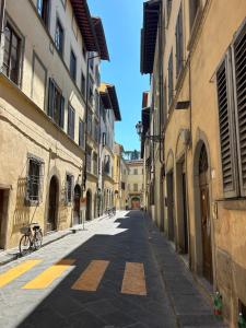 eine leere Straße in einer Altstadt mit Gebäuden in der Unterkunft Santo Spirito Suite in Florenz