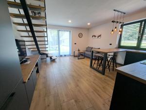 Il comprend une cuisine et un salon avec du parquet et des escaliers. dans l'établissement Riverside Apartma 1, Kranjska Gora, à Kranjska Gora 24 autres photos
