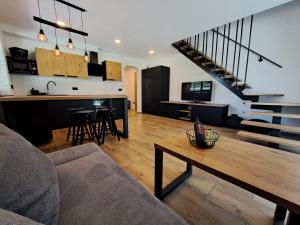 un salon avec un canapé et une table dans l'établissement Riverside Apartma 1, Kranjska Gora, à Kranjska Gora