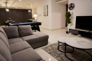 sala de estar con sofá y mesa de billar en Teega Modern 4BR 12pax pooltable by Our Stay en Nusajaya