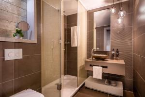 La salle de bains est pourvue d'une douche, de toilettes et d'un lavabo. dans l'établissement INNSiDE by Meliá Prague Old Town, à Prague