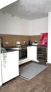 Lehmen的住宿－Casa Mo - Ferienwohnung Lehmen，厨房铺有黑白色图案地板。