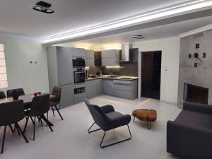 Kuchyň nebo kuchyňský kout v ubytování Andronike's Villa