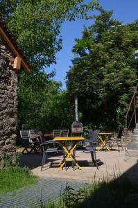 een groep tafels en stoelen in een park bij les gîtes du passage: le perchoir in Passenans