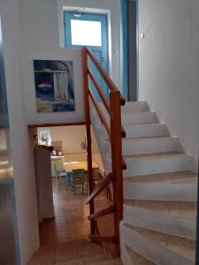 Un escalier mène au salon et à la salle à manger. dans l'établissement Ferienhaus Felix mit Meerblick, à Pollonia