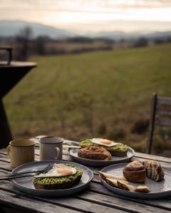 uma mesa com três pratos de comida em Hideandseek Aranka, domek s finskou saunou em Hora Svaté Kateřiny