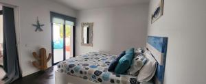 A bed or beds in a room at Beach Life