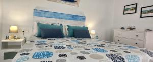 A bed or beds in a room at Beach Life