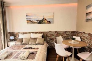 una camera con letto, tavolo e sedie di Modern Apartment SANDY BEACH down town, aquapark, free parking a Cracovia