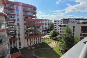 una vista aérea de una ciudad con edificios altos en Modern Apartment SANDY BEACH down town, aquapark, free parking, en Cracovia