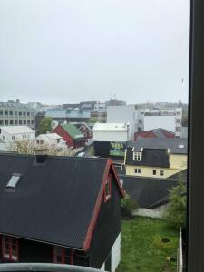 vistas a una ciudad con casas y edificios en Ruba Apartments - Downtown - Marina - Old Town - Tórshavn, en Tórshavn