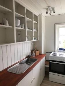 cocina con fregadero y fogones en Ruba Apartments - Downtown - Marina - Old Town - Tórshavn, en Tórshavn