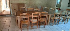 にあるLe gîte du moulin au fil de l eauの木製テーブル(椅子付)、木製テーブル