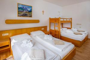 A bed or beds in a room at Waldschlössl Gasthof Még 17 kép