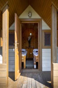 una puerta abierta de una cabaña con 2 camas en Dolphin Camping, en Sfântu Gheorghe