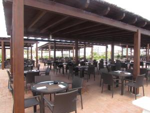 Restoran ili drugo mesto za obedovanje u objektu BCV - Private 1 Bed Apartment Dunas Resort 1340 and 6002