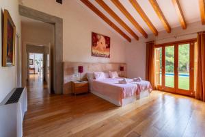 een slaapkamer met een bed en een televisie. bij La Forca in Santa Margalida +36 foto's