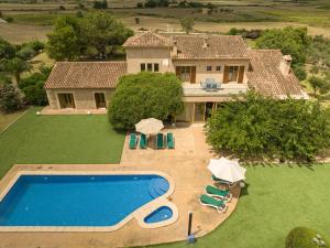 een luchtfoto van een huis met een zwembad bij La Forca in Santa Margalida