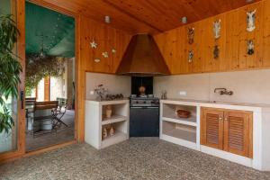een keuken met een spoelbak en een fornuis bij La Forca in Santa Margalida