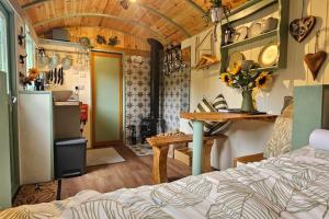 Dallington的住宿－Cobblers Cabin，一间厨房和一个客厅,位于一个小房子里