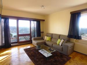 sala de estar con sofá y mesa en LV Premier Apartments Clerigos- RE1, en Oporto