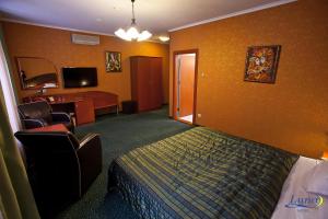 Televiisor ja/või meelelahutuskeskus majutusasutuses Luna Hotel